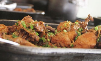 O frango caipira é um dos pratos tradicionais do restaurante Rancho JP